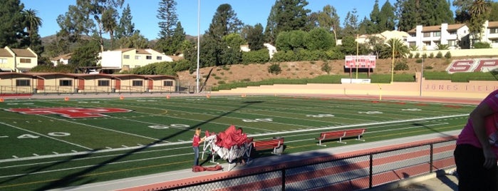 Santa Paula High School is one of Kevinさんのお気に入りスポット.