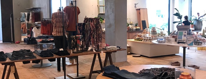 Anthropologie is one of Emilyさんのお気に入りスポット.