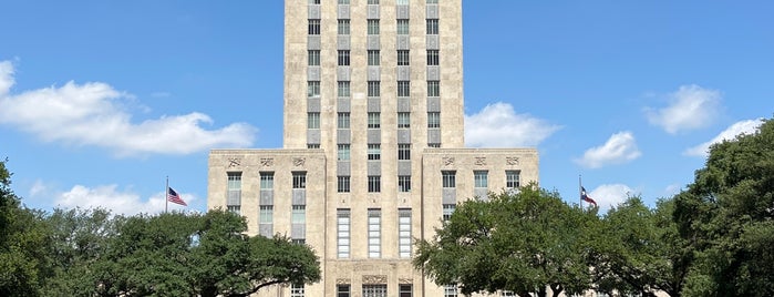 Houston City Hall is one of สถานที่ที่ Aptraveler ถูกใจ.