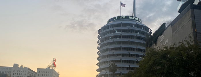 Capitol Records is one of Tempat yang Disimpan Barry.