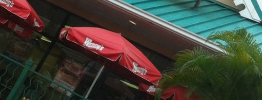 Wendy’s is one of Locais curtidos por Floydie.