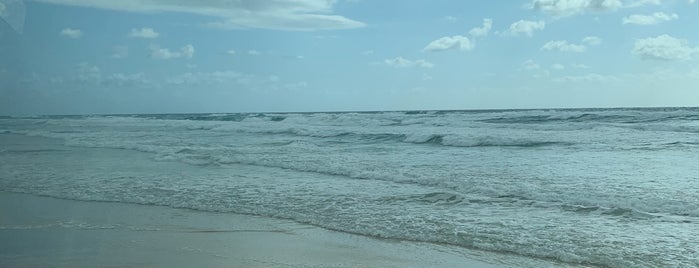 Seventy Five Mile Beach is one of plages.
