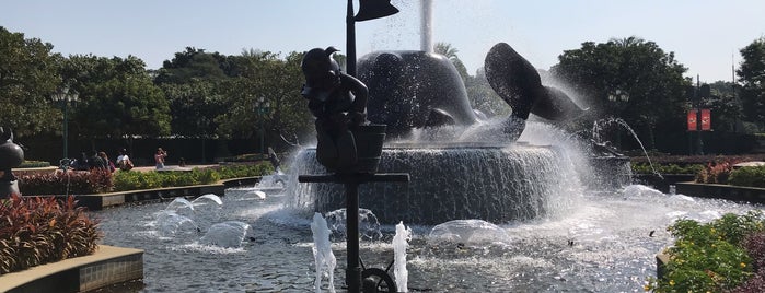 Mickey Fountain is one of Tempat yang Disukai Kevin.