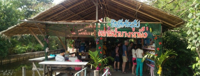 Bangnamphung Floating Market is one of Thailand!.