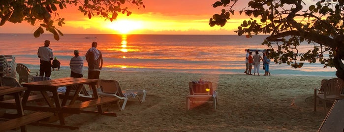 Coco La Palm Seaside Resort Negril is one of Anechka'nın Beğendiği Mekanlar.