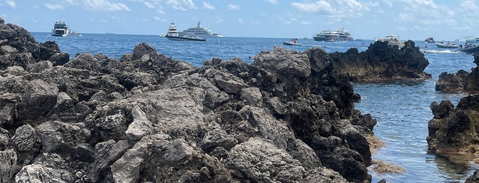 Lo Scoglio Delle Sirene is one of Capri ⛵️🏔️🇮🇹.