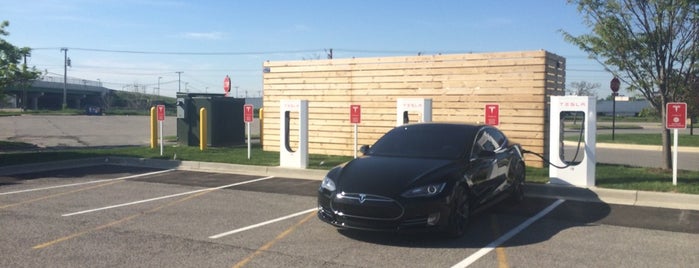 Tesla Supercharger - Mishawaka is one of สถานที่ที่ Mark ถูกใจ.