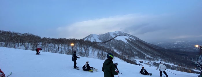 Rusutsu Resort Ski Area is one of สถานที่ที่ Minami ถูกใจ.