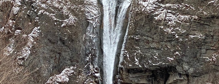 駒止の滝 is one of Tempat yang Disukai Minami.
