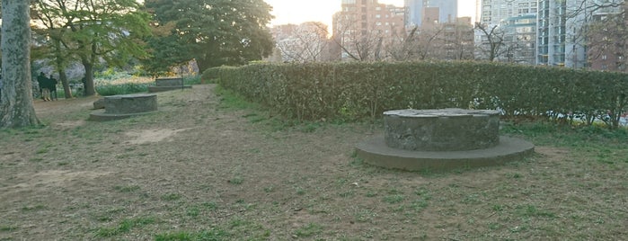 千鳥ヶ淵高射機関砲台座跡 is one of Minami : понравившиеся места.