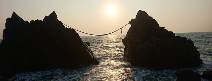 雄龍雌龍の岩 is one of Minami 님이 좋아한 장소.