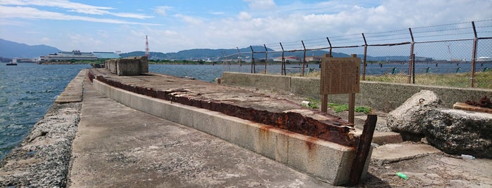 Breakwater made from warship is one of Tempat yang Disukai Minami.