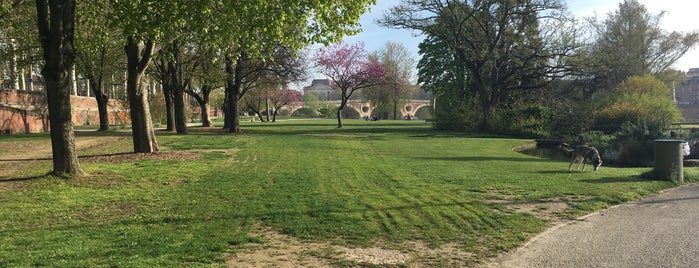 Parc de la Prairie des Filtres is one of Τουλουζη.
