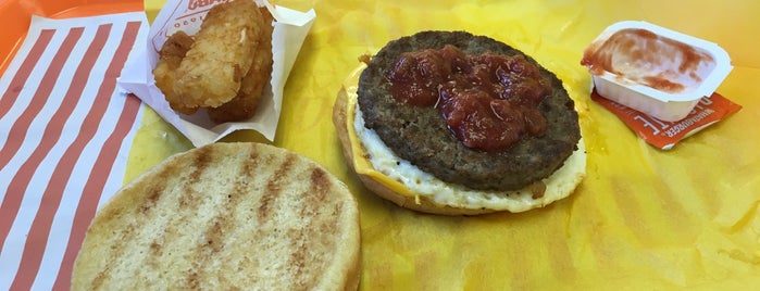 Whataburger is one of Lugares favoritos de Chuck.