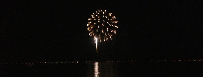 Crosslake Fireworks is one of Posti che sono piaciuti a Randee.