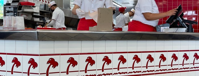 In-N-Out Burger is one of Lugares favoritos de Elisabeth.