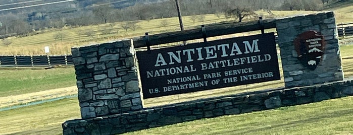 Antietam National Battlefield Park Visitor's Center is one of Orte, die Aubrey gefallen.