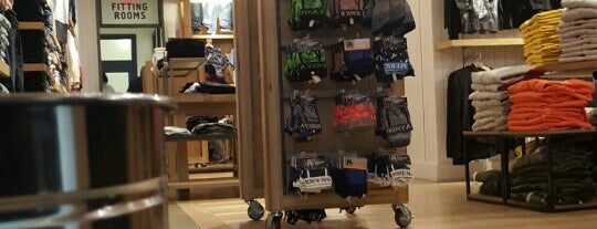 American Eagle Store is one of Enriqueさんのお気に入りスポット.