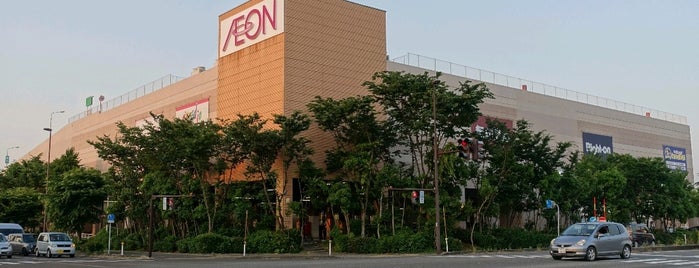 AEON Mall is one of Tempat yang Disukai ヤン.