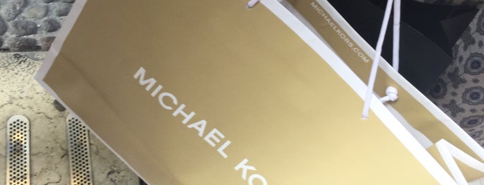 Michael Kors is one of Tempat yang Disukai 🍒Lü🍒.