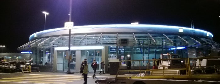 ジュネーヴ国際空港 (GVA) is one of Airports I've been to.