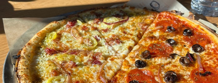 Blaze Pizza is one of Lugares favoritos de Brynn.