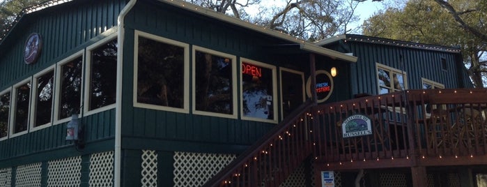 Russells Seafood Grill & Raw Bar is one of สถานที่ที่บันทึกไว้ของ Lizzie.