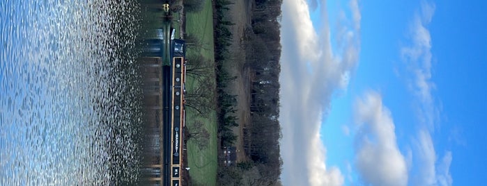 Mapledurham Lock is one of Thames/Kennet and Avon Locks.