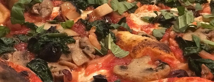 Del Ponte's Coal Fired Pizza is one of Posti salvati di Lizzie.