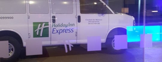 Holiday Inn Express is one of Tempat yang Disukai Dolly.