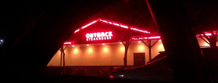 Outback Steakhouse is one of Locais curtidos por ǝʌǝʇs .