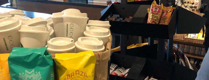 Starbucks is one of สถานที่ที่ Oscar ถูกใจ.