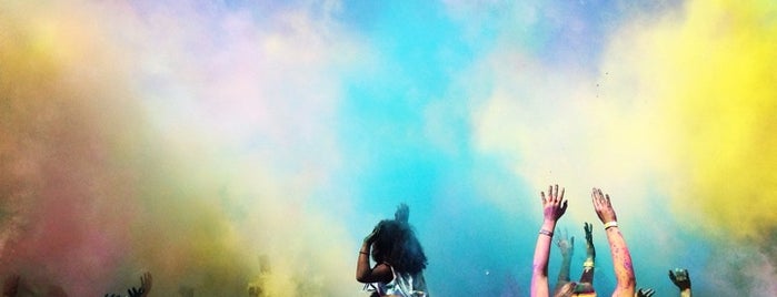 The Color Run Minnesota is one of Sharifa'nın Beğendiği Mekanlar.