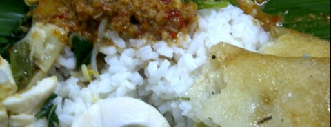 Nasi Pecel Mbok Sador is one of Semarang Culinary.