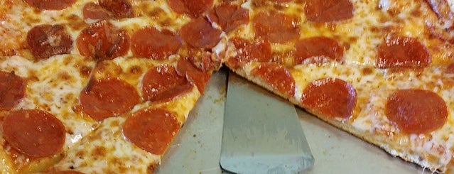 Pepperoni's Gourmet Pizza is one of สถานที่ที่ Robyn ถูกใจ.