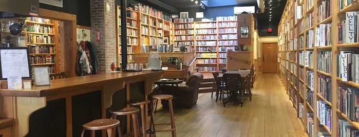 Pelican Bay Books & Coffee is one of Lieux sauvegardés par Philip.