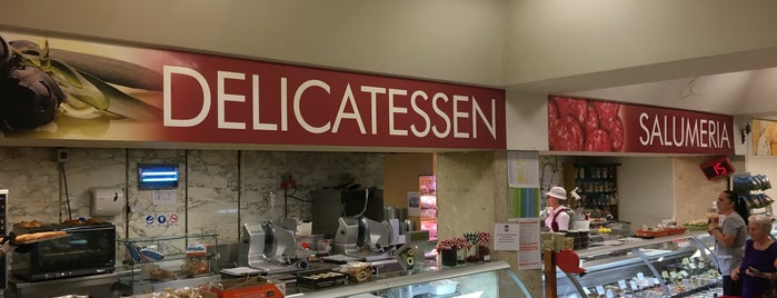 Scotts Supermarket is one of Orte, die Özgür Yaşar gefallen.