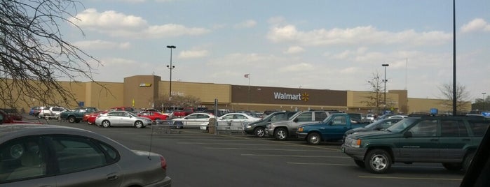 Walmart Supercenter is one of Lugares favoritos de Lizzie.