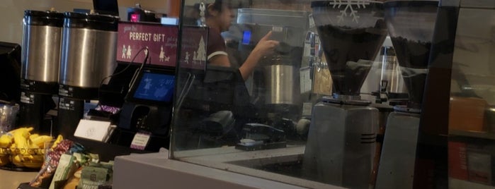 The Coffee Bean & Tea Leaf is one of Lugares favoritos de Nick.