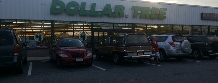 Dollar Tree is one of สถานที่ที่ Zachary ถูกใจ.