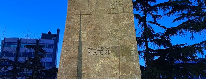 Atatürk Heykeli is one of สถานที่ที่ Dilek ถูกใจ.