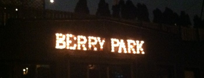 Berry Park is one of Top Craft Beer Bars: NYC Edition.