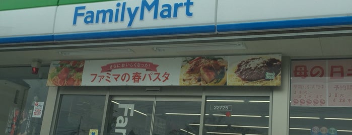 FamilyMart is one of Tempat yang Disukai Yuka.