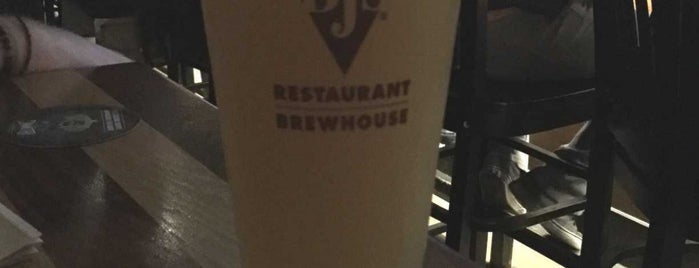 BJ's Restaurant & Brewhouse is one of Lugares favoritos de Tom.