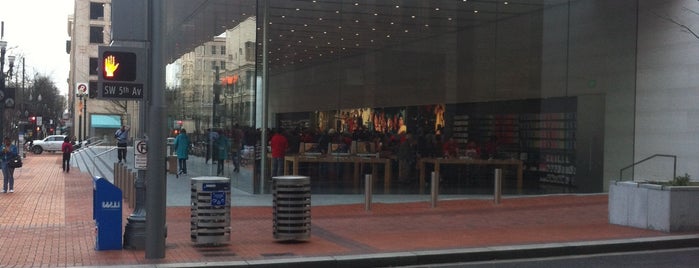 Apple Pioneer Place is one of Shops.