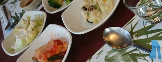Huwon Restaurante Coreano is one of สถานที่ที่บันทึกไว้ของ J. Santiago.