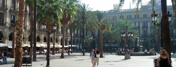 Plaça Reial is one of Barcelona / Barcelone.