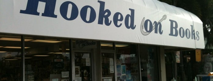 Hooked On Books is one of สถานที่ที่ Maddie ถูกใจ.