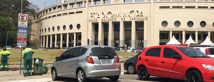 Estádio Municipal Paulo Machado de Carvalho (Pacaembu) is one of สถานที่ที่ Dani ถูกใจ.