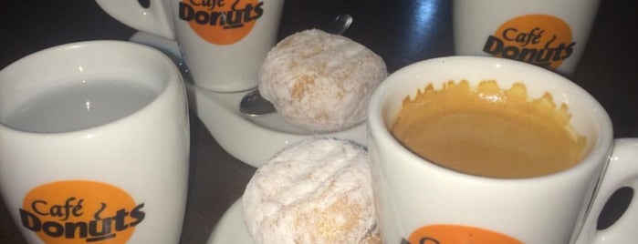 Café Donuts is one of Lieux qui ont plu à Dani.